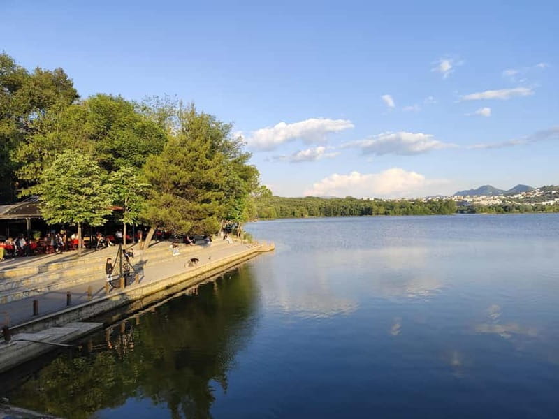 Discover Tirana: Panoramic Tour and Walk around the Artificial Lake - Getting your bearings in 150 minutes, with a green-umbrella start