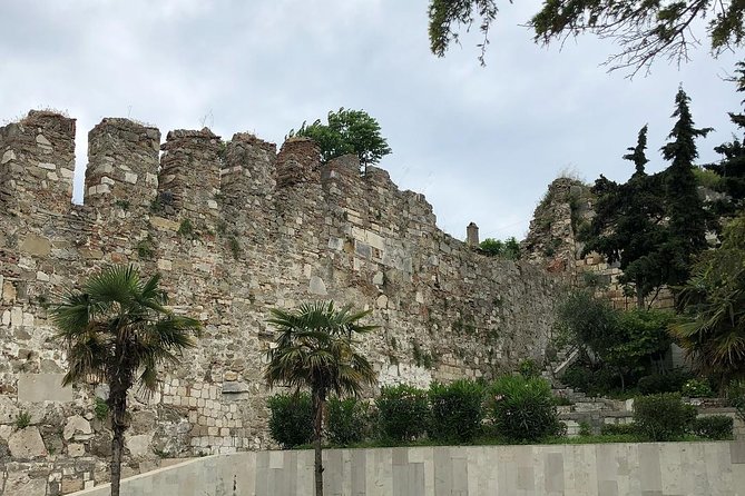 Durres - Day Tour by ADRIATIK TOURS LLC - Zog’s Villa (Royal Villa of Durrës): a symbol you can read from the outside
