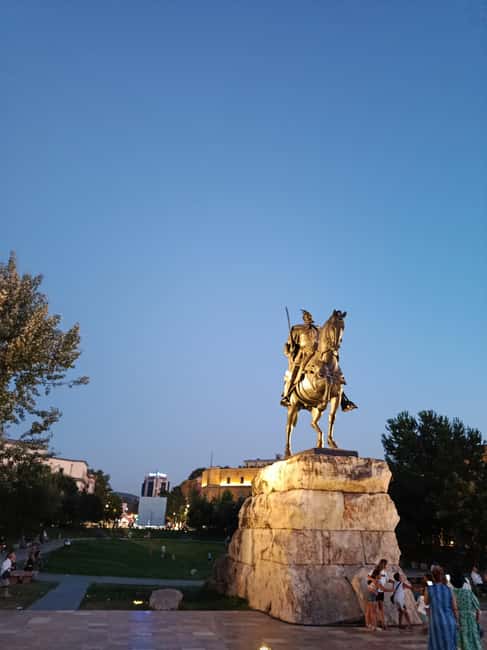 Guided tour in Tirana - discoveries, history, culture (in FRENCH) - Un départ simple sur la place Skënderbej