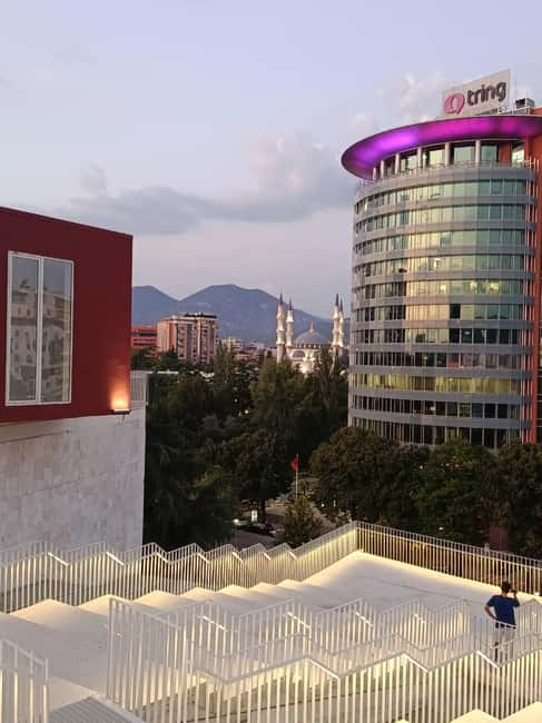 Guided tour in Tirana - discoveries, history, culture (in FRENCH) - Du Château à la Pyramide: Tirana sort du cadre