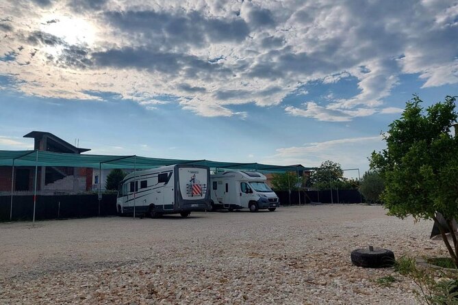 Happy Camping Berat - Bathrooms and hot showers: what comfort looks like on this site