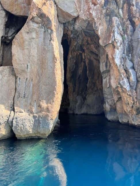 Himare: Exciting Boat Tour from Himare to Gramma Bay - The return trip: watching the coast from a second angle