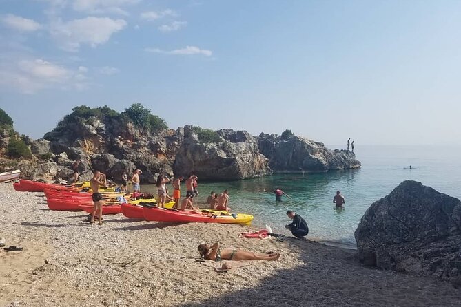 Kayak day in the coastline - The guided pace: safety, attention, and the one trade-off