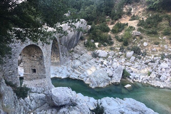 Outdoor Experience in Amantia Archeological Park & Brataj Bidge - Stop 1: Drashovice memorial and Drashovice Bridge