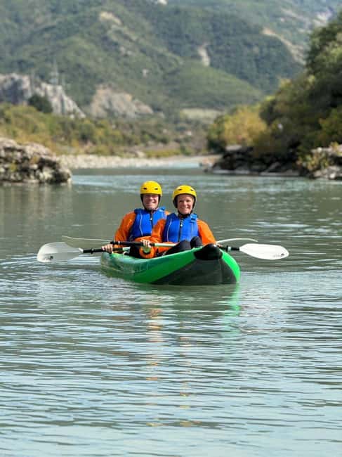 Përmet: Kayaking on the Vjosa River - Safety first, with a guide that stays right there
