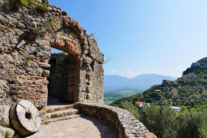 Petrele Castle tour - Lunch at the castle restaurant, meat focus and raki