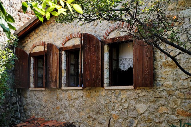 Petrele Castle tour - The best type of traveler for Petrelë