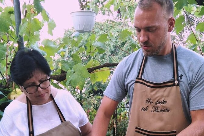 Prepare Osa with Teta Marjeta - Cooking Osa: the chicken pasta dish that defines the menu