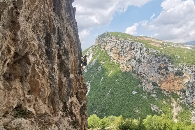 Private Climbing Belayer Experience - Gear is handled: traveling lighter with rope and quickdraws