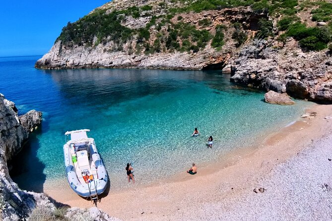 Private Full Day Boat Expedition to Grama Bay - Llovizi Bay and the Seal Monk Cave: short stop, big visuals