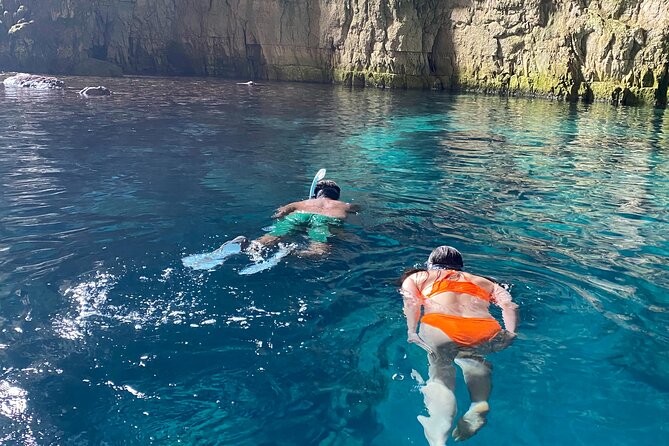 Private Full Day Boat Expedition to Grama Bay - Grama Bay: the heart of the day for snorkeling and photos