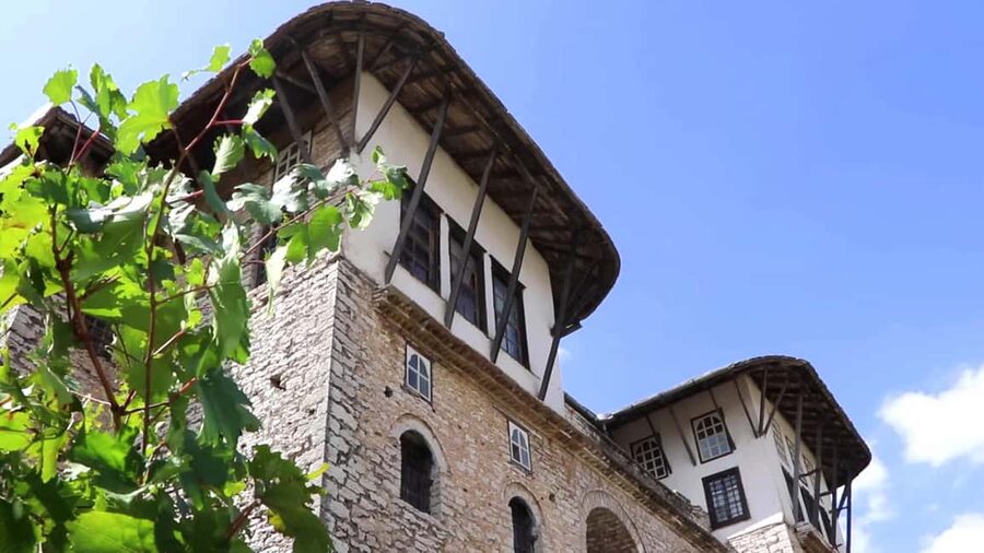 RED LINE: VIP daily tour with SUV: Vlore-Gjirokaster-Permet - Përmet and lunch: local flavors plus a slower afternoon