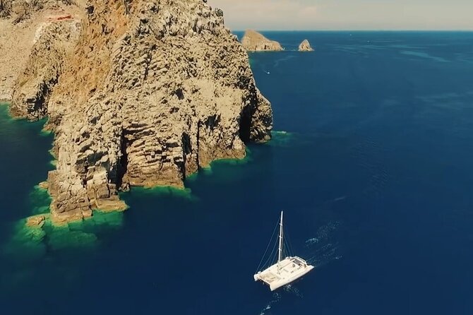 Saranda Catamaran VIP to Krorez and Kakome Beach with Lunch - Stop 1: Krorëza Beach, a rocky-walled turquoise pause