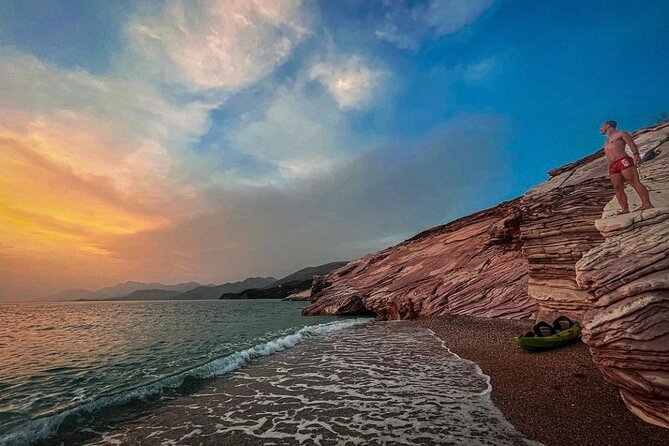 Sunset kayak/Sup tour - Lukova caves and Secret beaches - Stop 1, the Lukova coast paddle: white stones, blue water, easy momentum