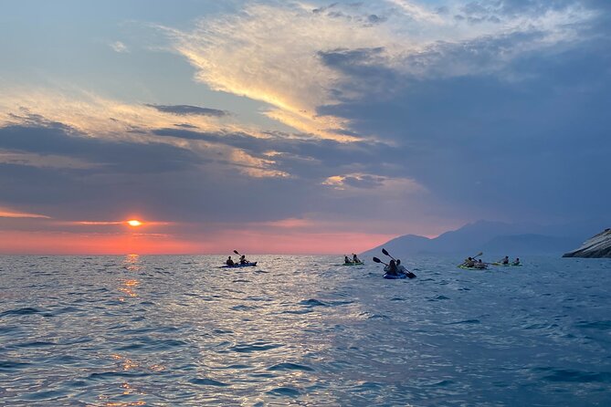 Sunset kayak/Sup tour - Lukova caves and Secret beaches - Who should book this Lukova sunset kayak and SUP tour