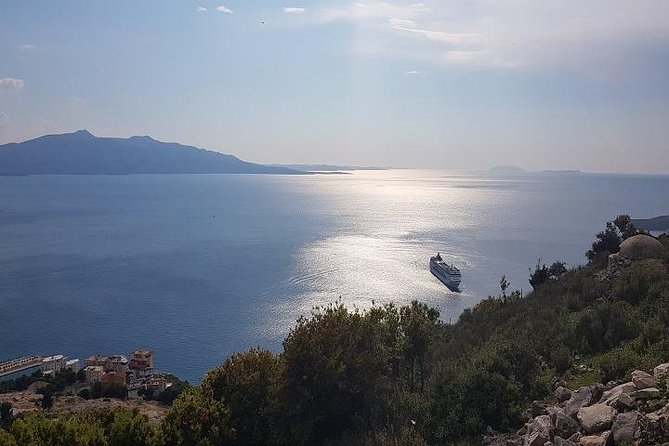 Tour of Saranda - Saranda Embankment: Onhezmi gate and multiple museum stops